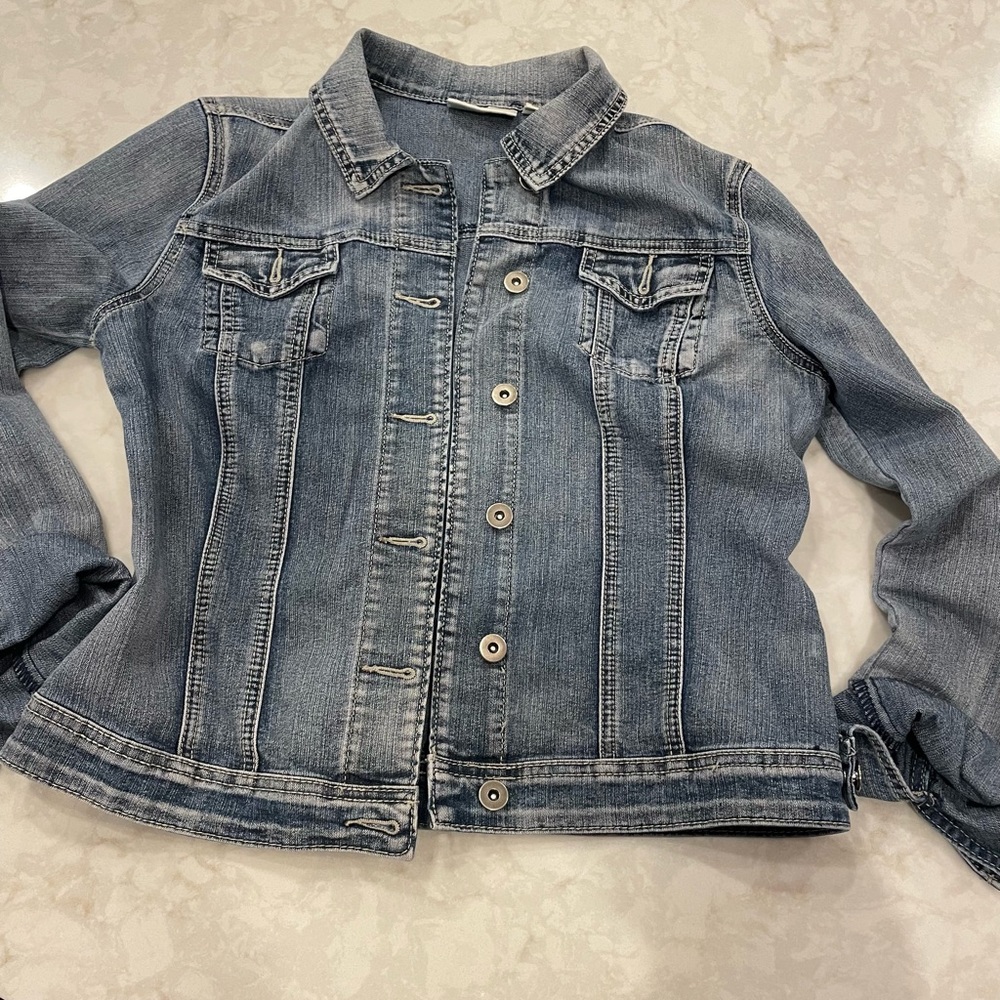 Versions Jean jacket! Sleeves can be cuffed or buttoned. Worn only a few times.